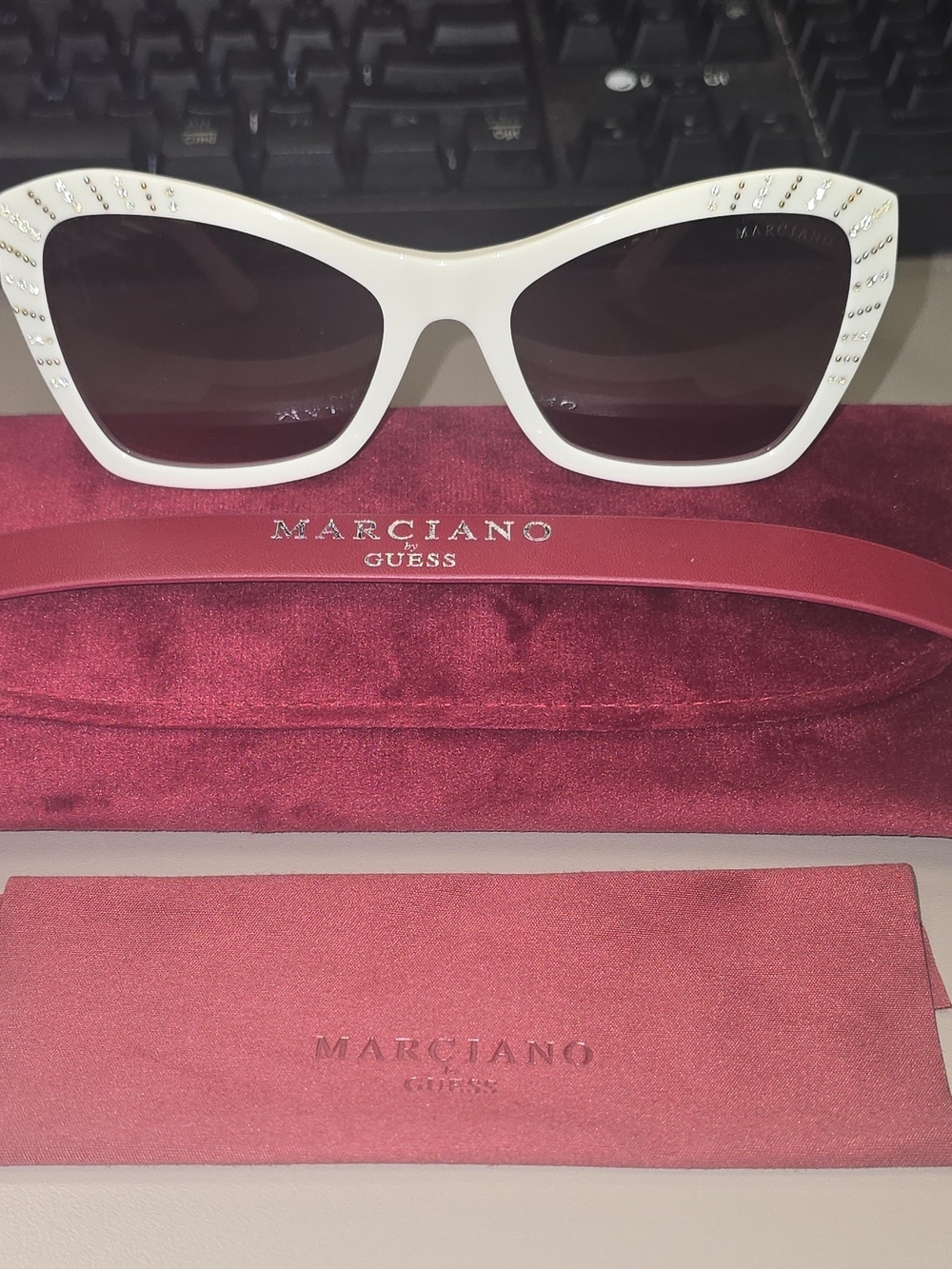 Guess By Marciano White Cat-Eye Sunglasses Rhinestones New with Case & Cloth